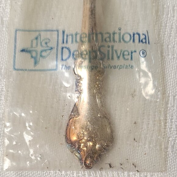 Unopened International Deepsilver ORLEANS SilverPlate 1964 Scalloped Sugar Spoon - Picture 2 of 3